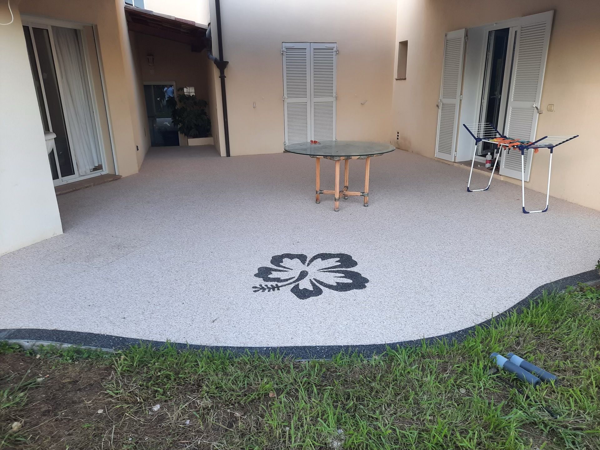 Motif en moquette de pierre : l'incrustation sur mesure