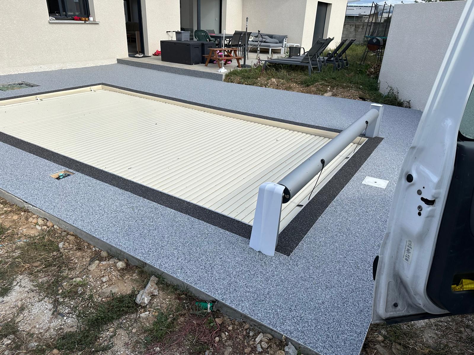 Plage de piscine anthracite : le guide des coloris sombres