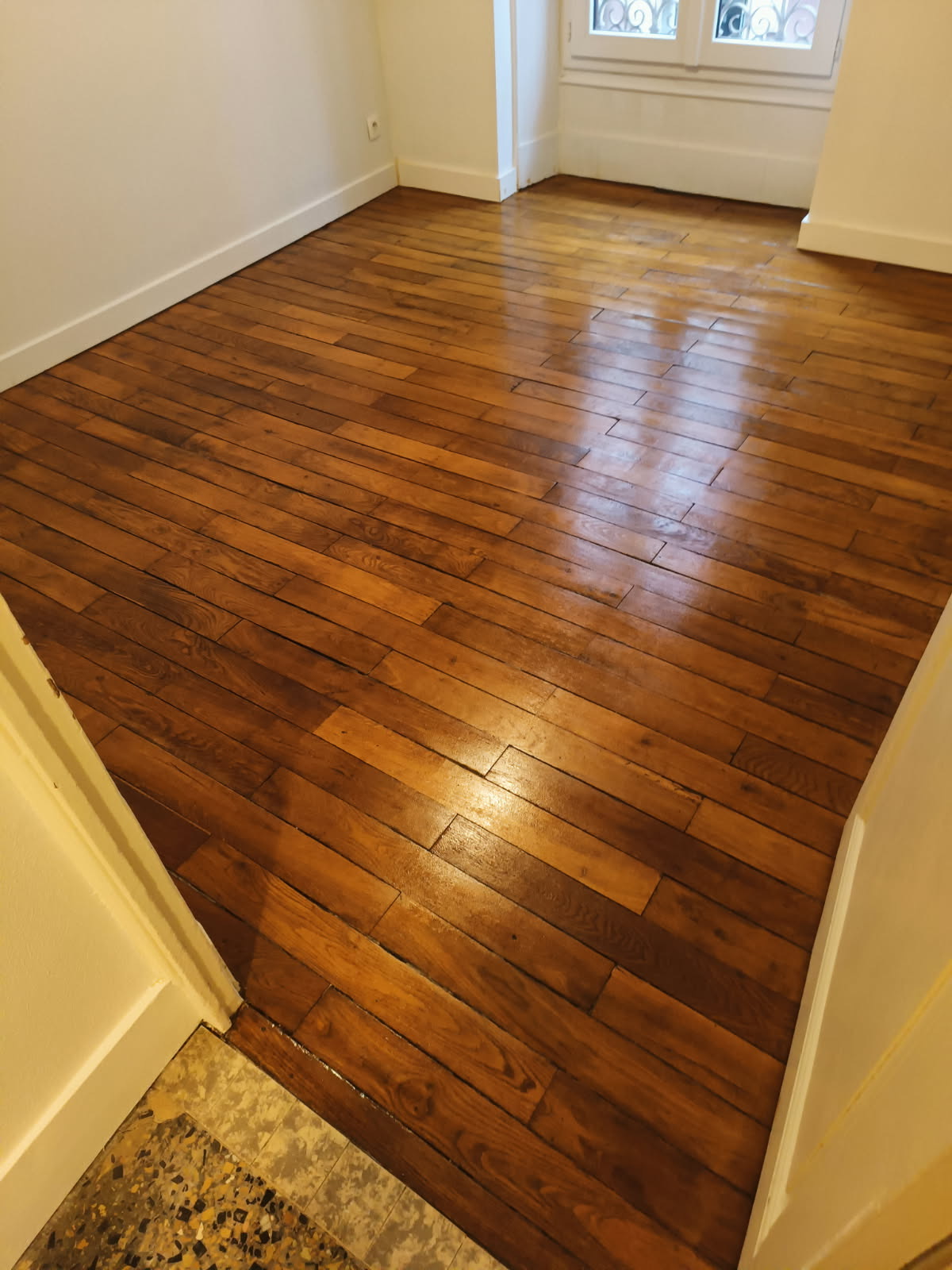 Ponçage et vitrification d'un parquet ancien : le guide